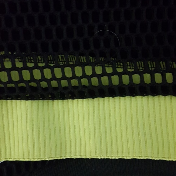 5/$25! Crop Mess Top with Green Trim - Picture 5 of 6